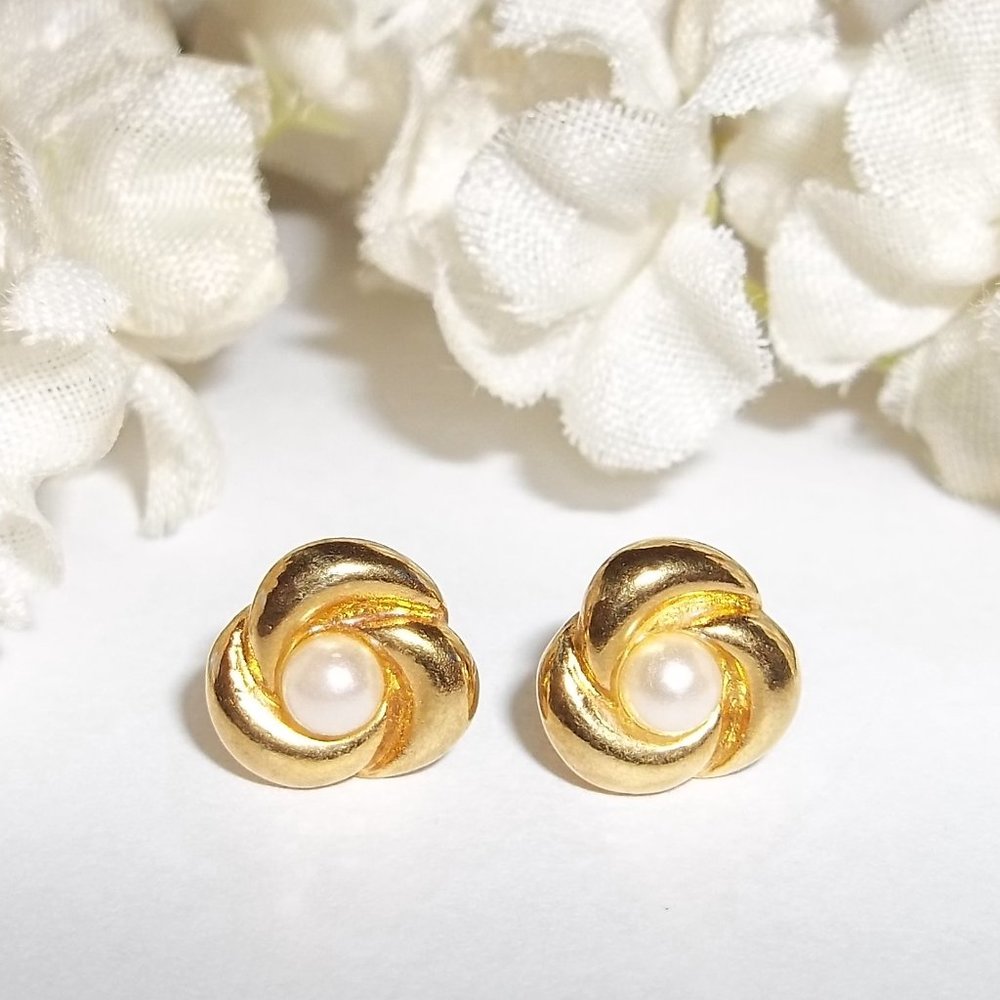 VINTAGE Earring Small Gold & White Pearl Post Minimalist Style Jewelry Girl 5268